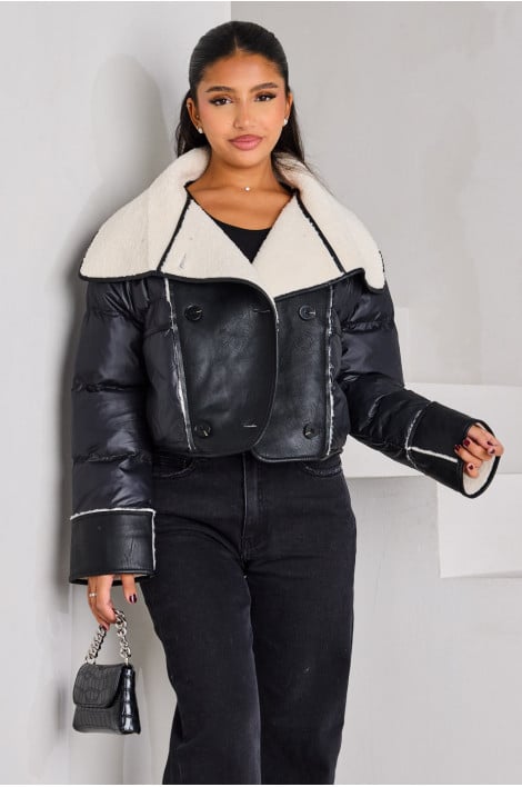 Veste courte noire texturée et fourrure