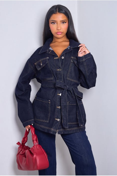 Veste en jean cintrée bleu foncée avec coutures apparentes