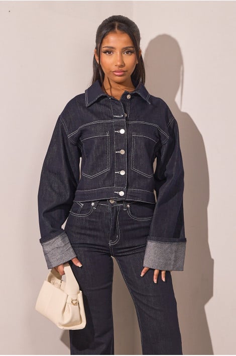 Veste en jean courte bleu foncée avec coutures apparentes