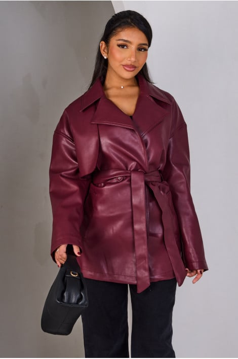 Veste en simili cuir bordeaux ceinturée