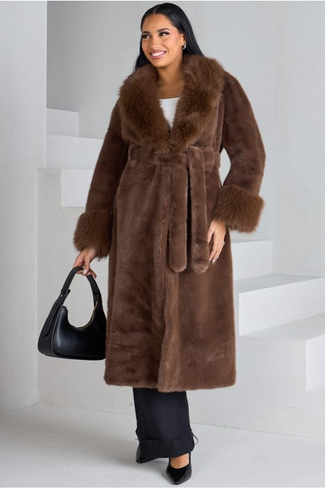 Veste marron en fourrure longue ceinturée